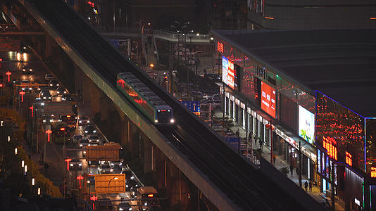 航拍城市夜景轨道列车轻轨立体交通4k素材视频的预览图