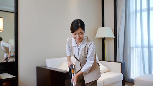 4k女保洁酒店使用吸尘器打扫客房视频的预览图