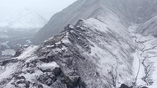 4K航拍被雪覆盖的山梁大山视频素材视频的预览图