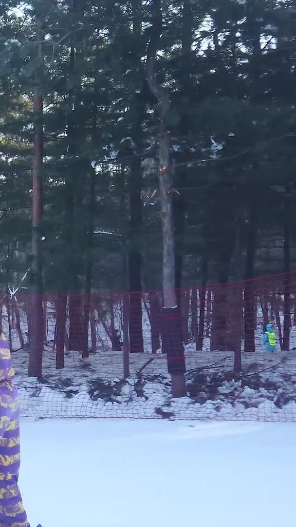 滑雪场滑雪系列多角度拍摄【这个视频没有肖像权请勿商业】视频的预览图