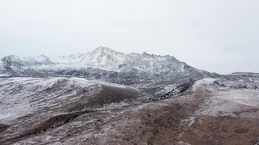 4K航拍甘孜雪山视频素材视频的预览图
