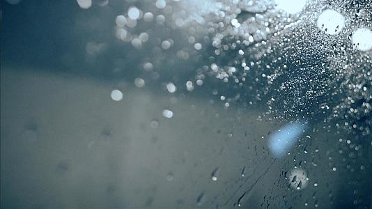 升格拍摄雨滴划过玻璃视频的预览图