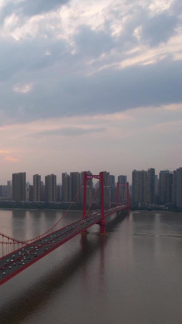 航拍城市夕阳晚霞天空夕阳桥梁道路交通流量江景素材视频的预览图