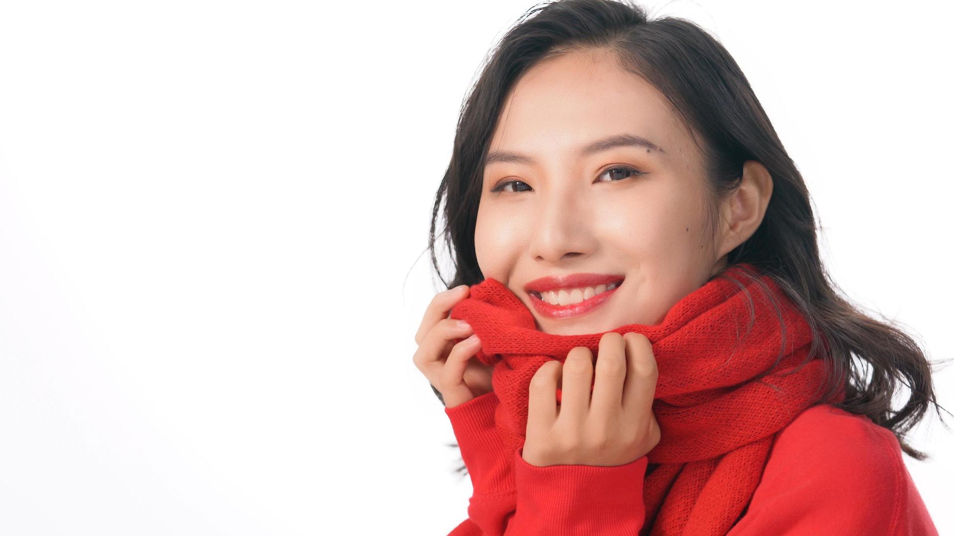 4k女生戴红围巾取暖视频的预览图