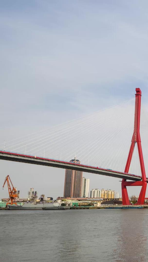 蓝天白云船在上海黄浦江杨浦大桥延迟运输视频的预览图