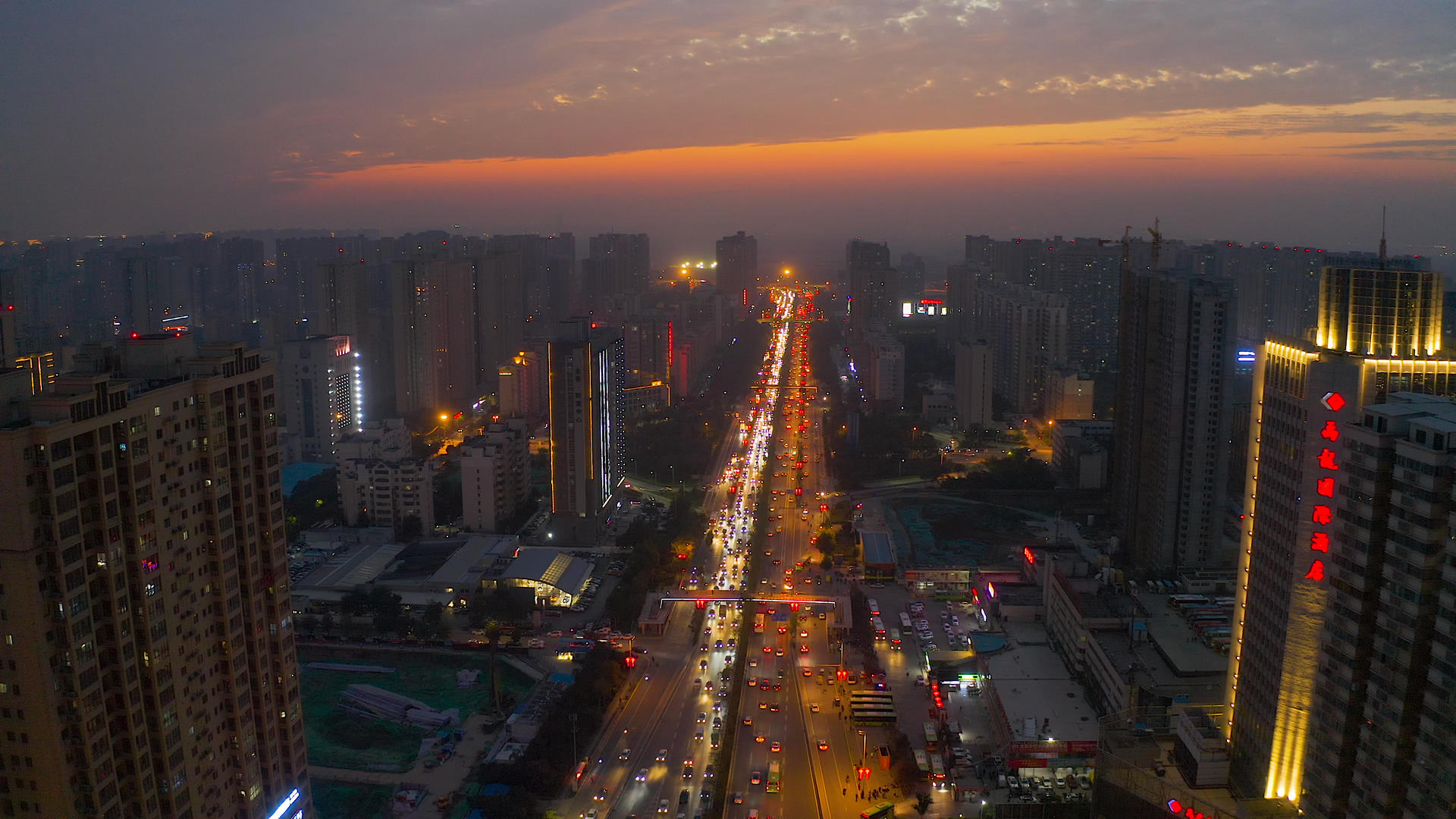 城市黄昏夜景4K航拍视频的预览图
