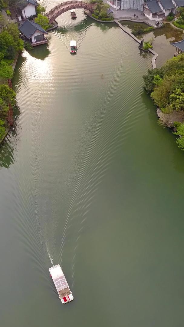 竖屏航拍桂林木龙湖公园小船桂林风景区视频的预览图