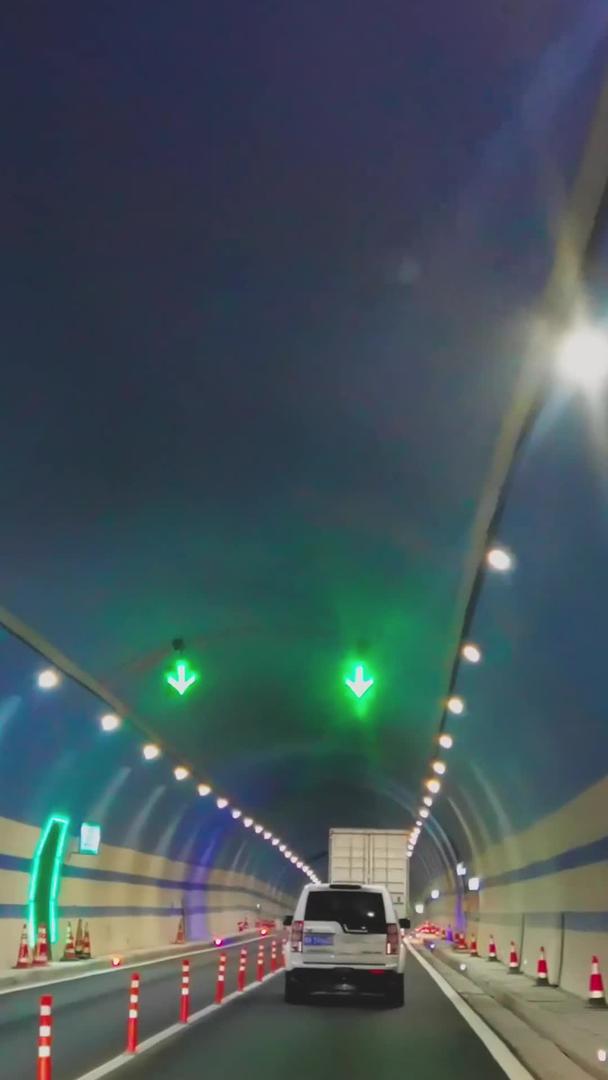 从第一视角开车在过山隧道中行驶视频的预览图
