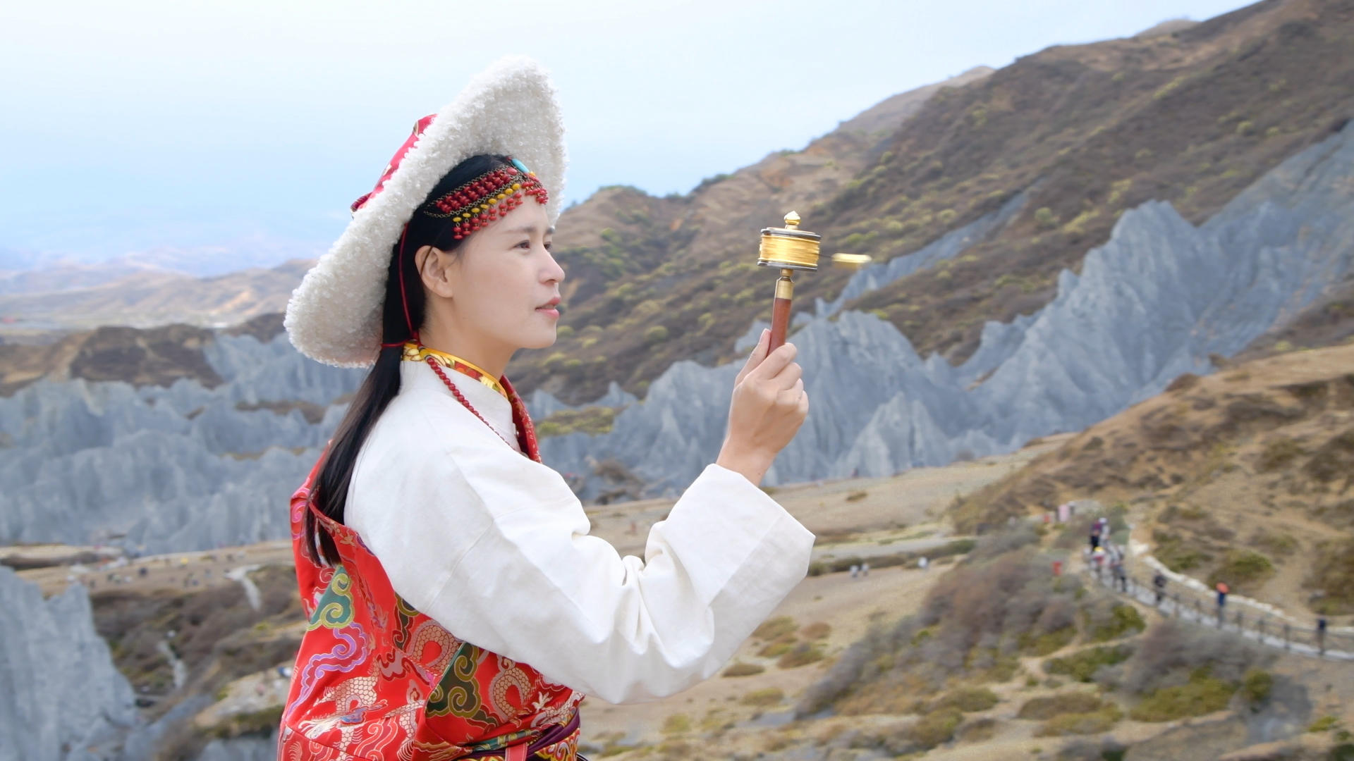 藏族少女手持手摇转经轮4K视频的预览图