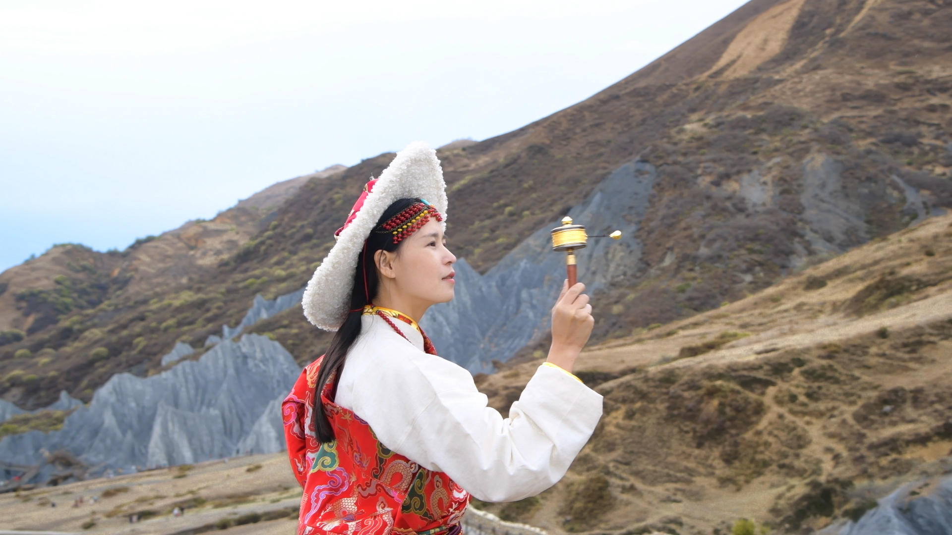 藏族少女手持手摇转经轮4K视频的预览图