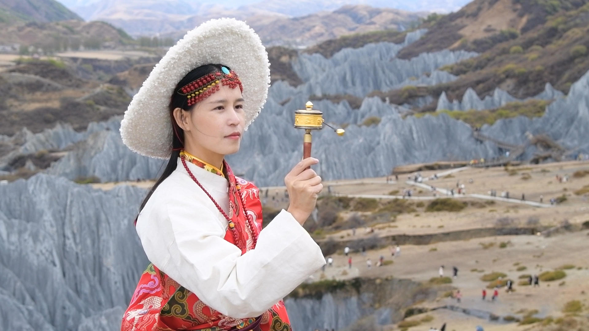 藏族少女手持手摇转经轮升格视频的预览图