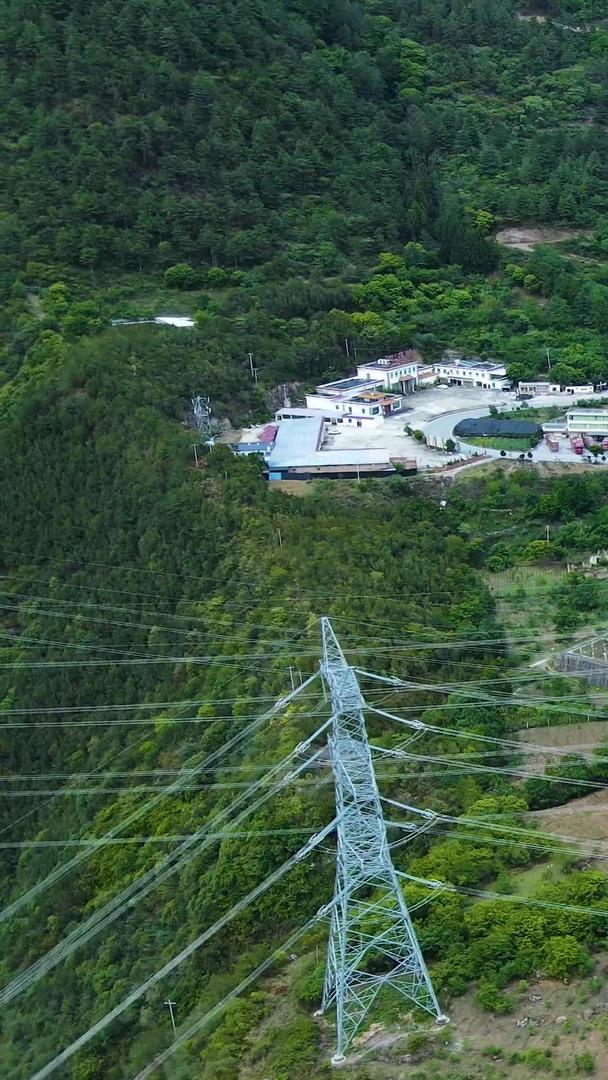 中国西部山区航拍基建电力设施视频的预览图