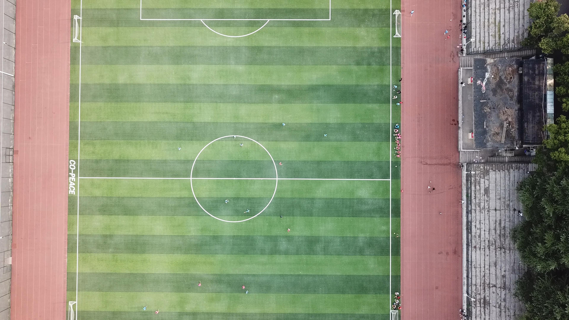 湖南大学足球场踢足球比赛航拍视频的预览图