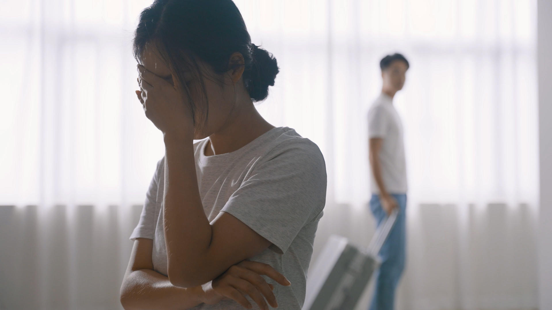 4k年轻夫妇吵架分手离家出走 视频的预览图