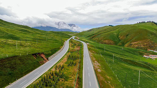 青海祁连山脉穿行的公路航拍视频视频的预览图