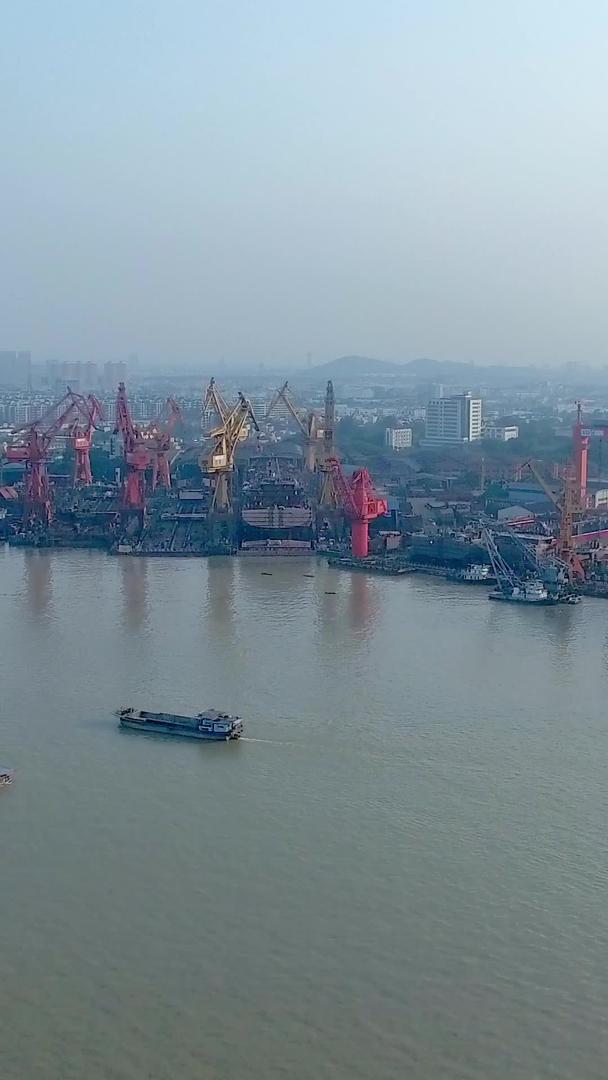 江河船码头大景航拍视频的预览图