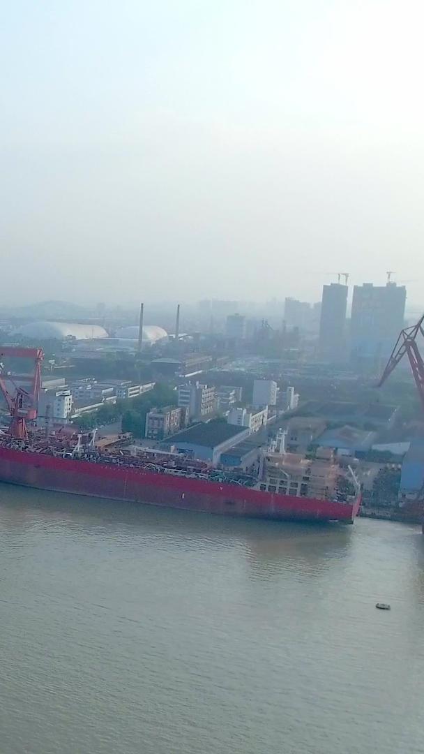 江河船码头大景航拍视频的预览图