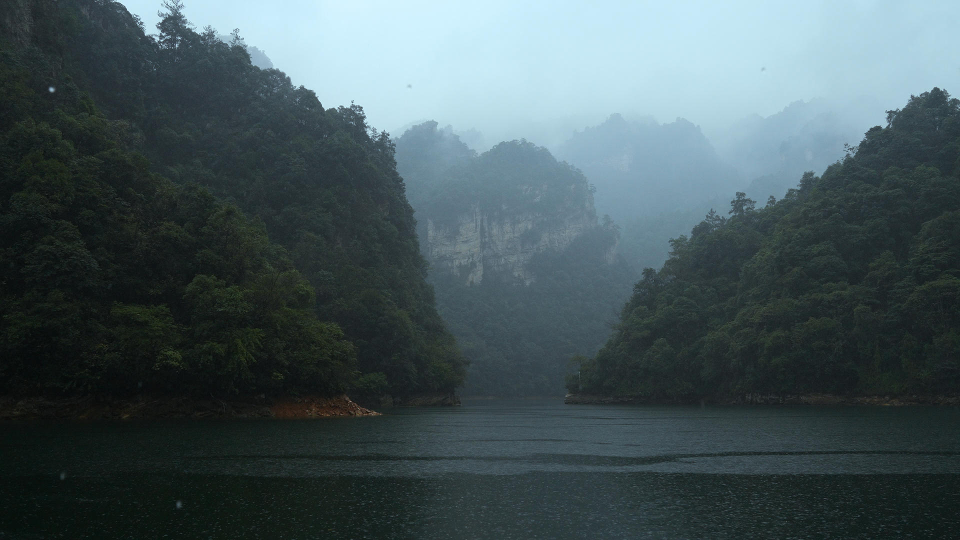 湖南4A级旅游景区张家界宝峰湖雨天游船自然风光4k素材视频的预览图