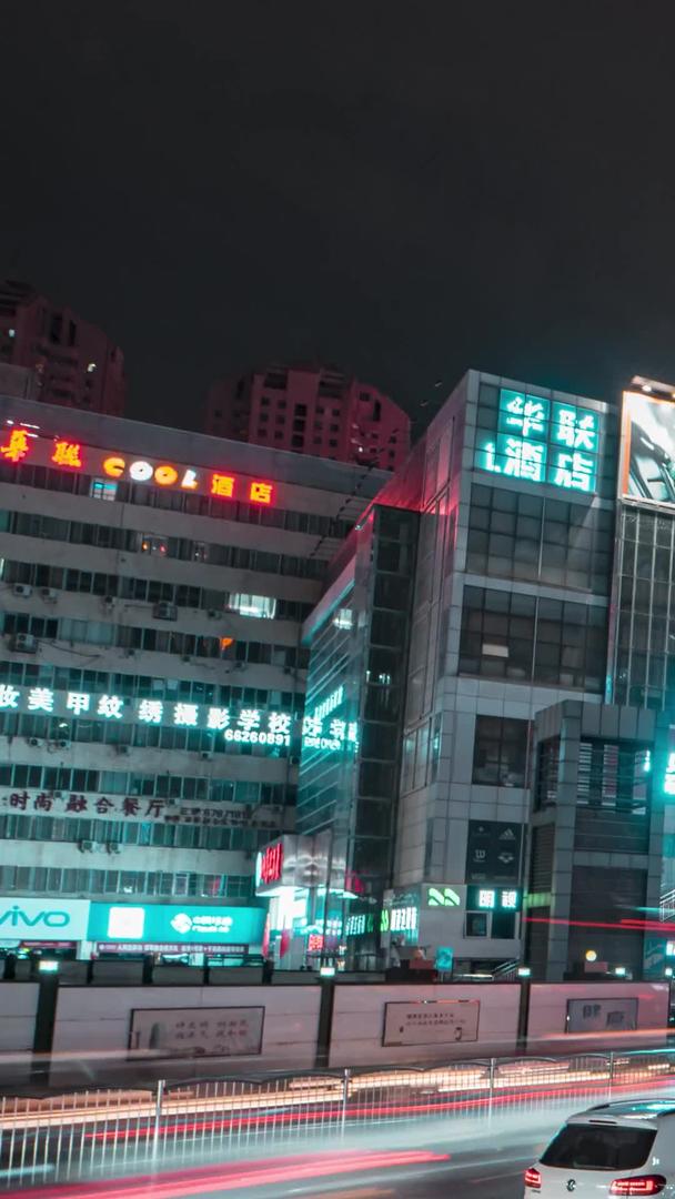 延时河南郑州夜景二七塔十字路口车流视频的预览图