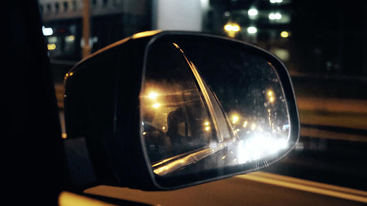 深夜行驶在城市街道上的汽车升格实拍素材视频的预览图