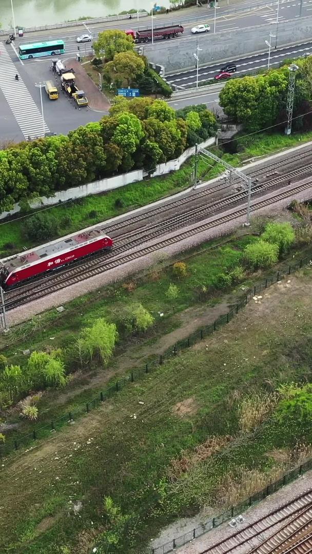 缓慢行驶的航拍列车视频的预览图