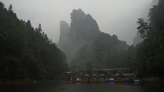 雨天游览湖南4A级旅游景区张家界宝峰湖游船码头4k素材视频的预览图