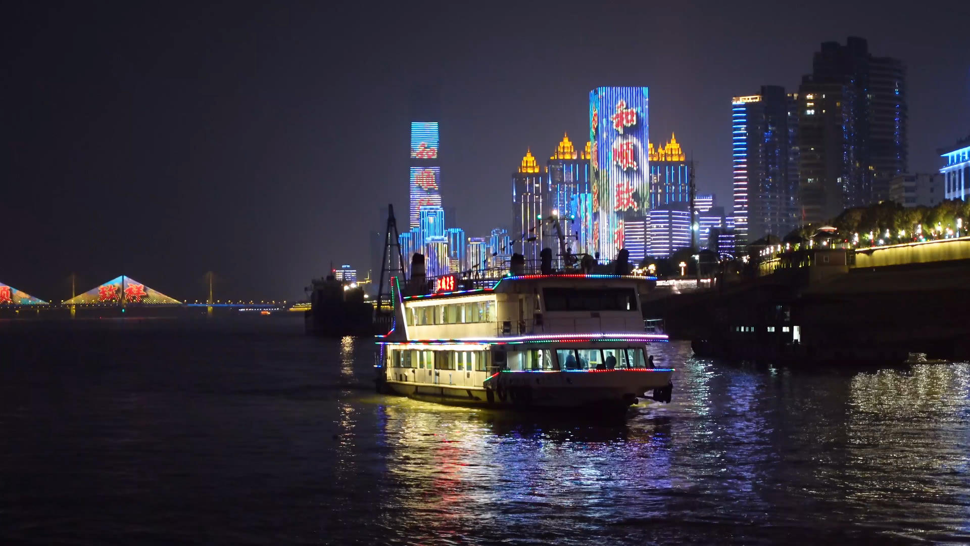 航拍城市夜景灯光秀长江游船4k素材视频的预览图