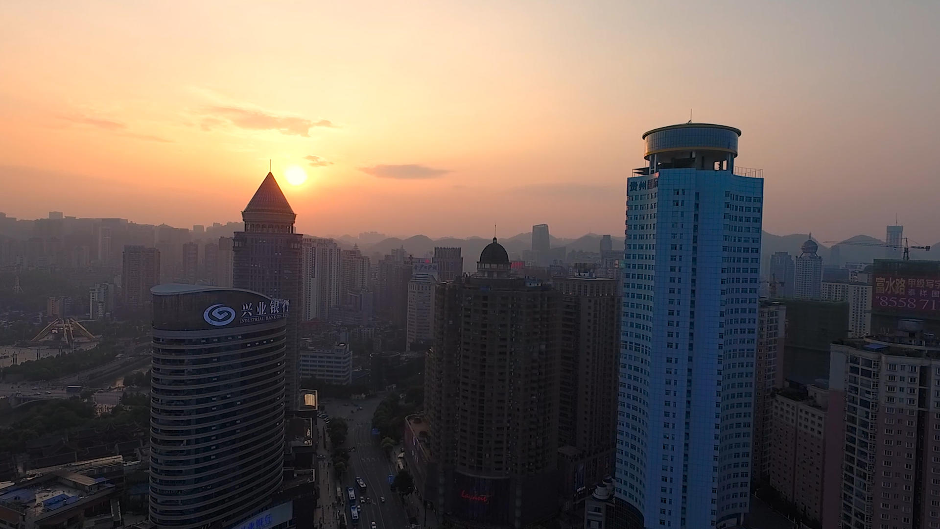 航拍城市夕阳风光视频的预览图