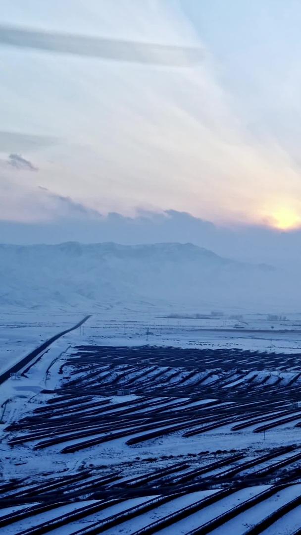 日出日落下的大型地面太阳能电池板山地光伏电站光伏新能源电站视频的预览图