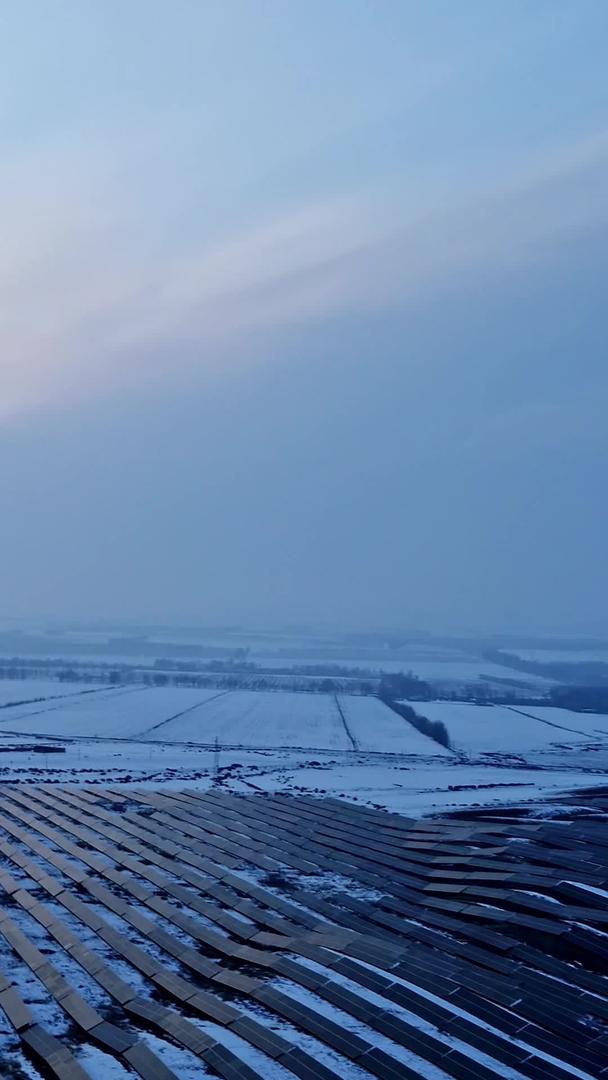 日出日落下的大型地面太阳能电池板山地光伏电站光伏新能源电站视频的预览图