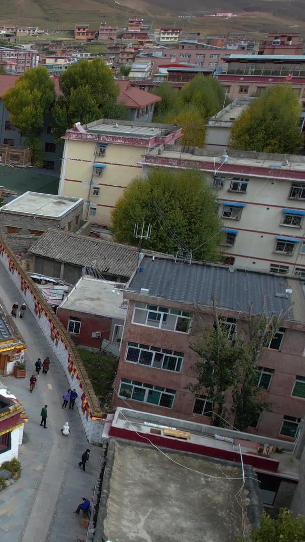 航拍4A理塘千户藏寨景区仓央嘉措纪念馆视频视频的预览图