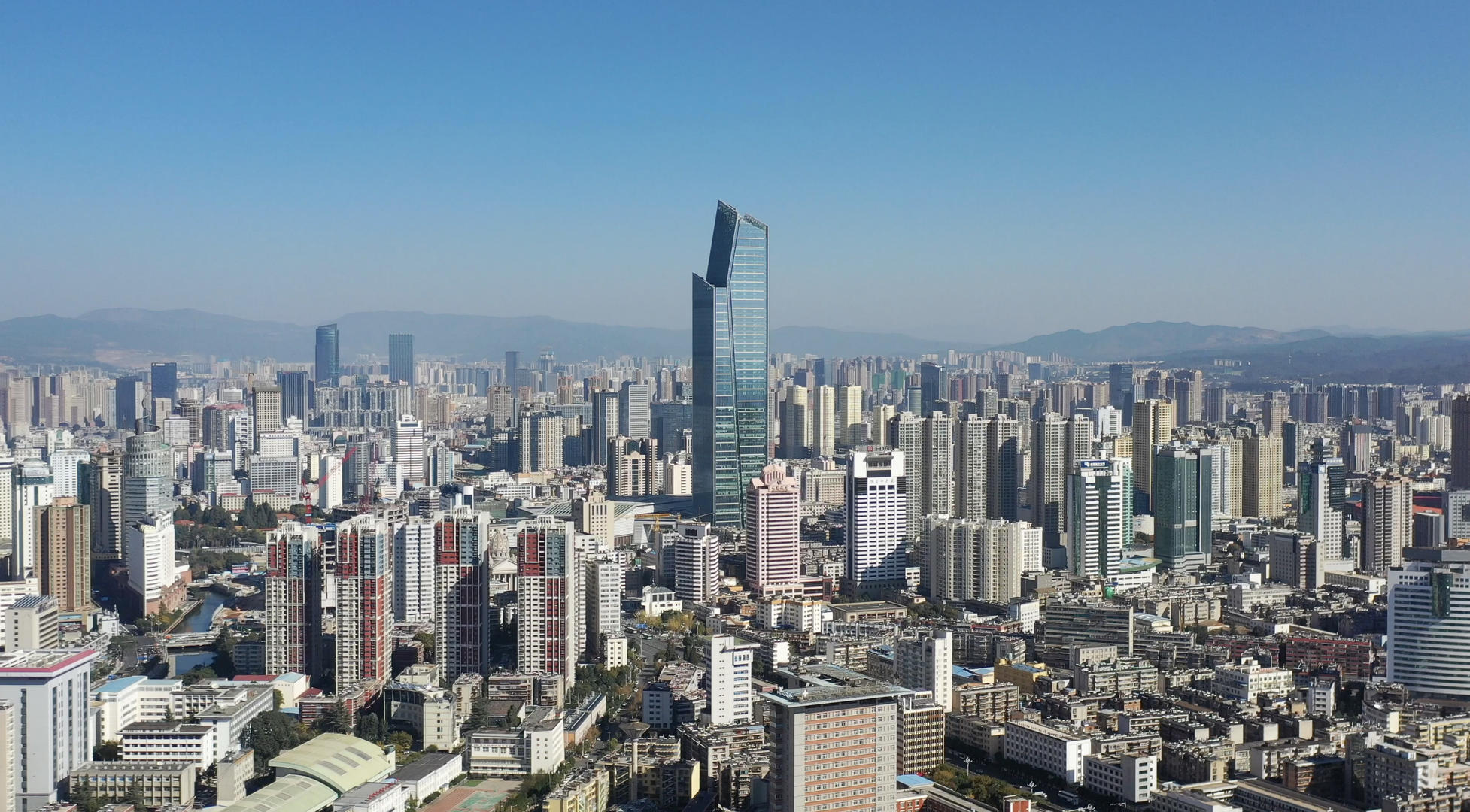 云南昆明城市风光航拍4K视频视频的预览图