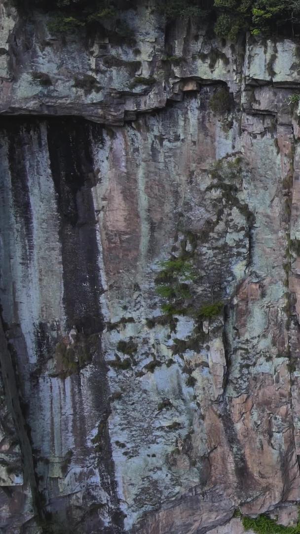 奉化溪口雪窦山景点千丈瀑风航拍环绕视频的预览图