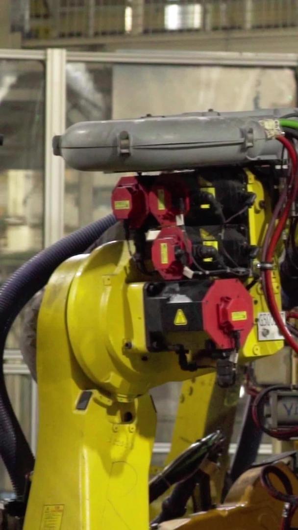 汽车工厂生产机械臂自动焊接视频的预览图