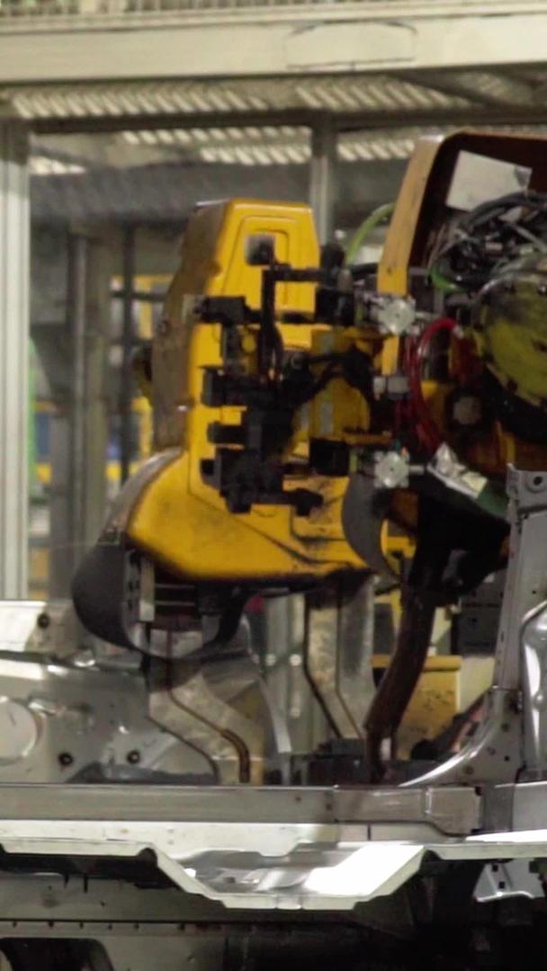 汽车工厂生产机械臂自动焊接视频的预览图