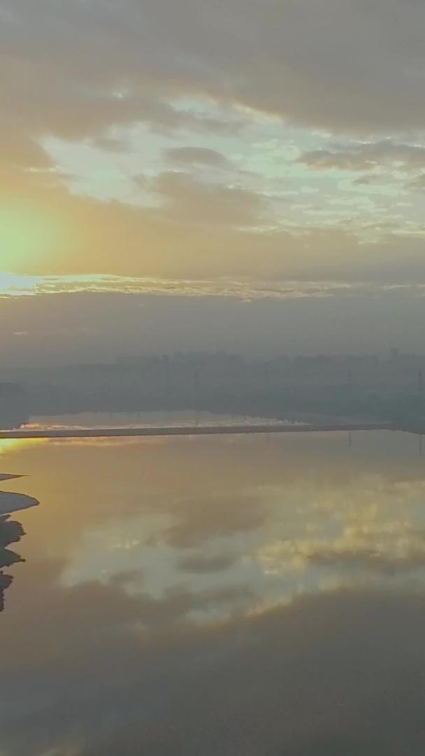 镜面湖景日出日落航拍视频的预览图