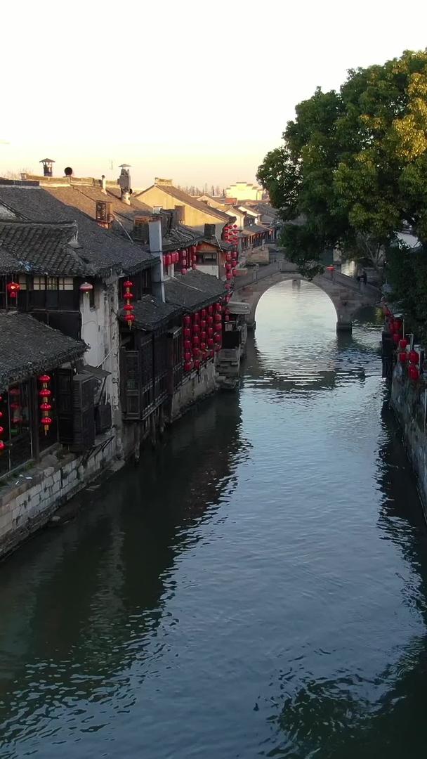 航拍5A级景区西塘古镇历史古建筑与纵横交错的河流视频的预览图