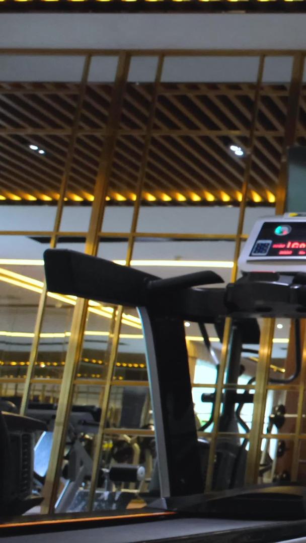 实拍运动健身跑步机上运动跑步素材视频的预览图