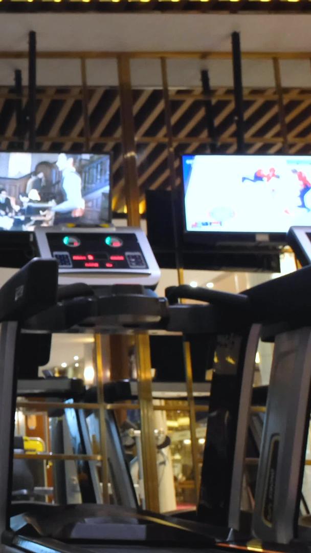 实拍运动健身跑步机上运动跑步素材视频的预览图