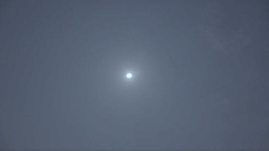 夜空月亮云朵飘动视频的预览图