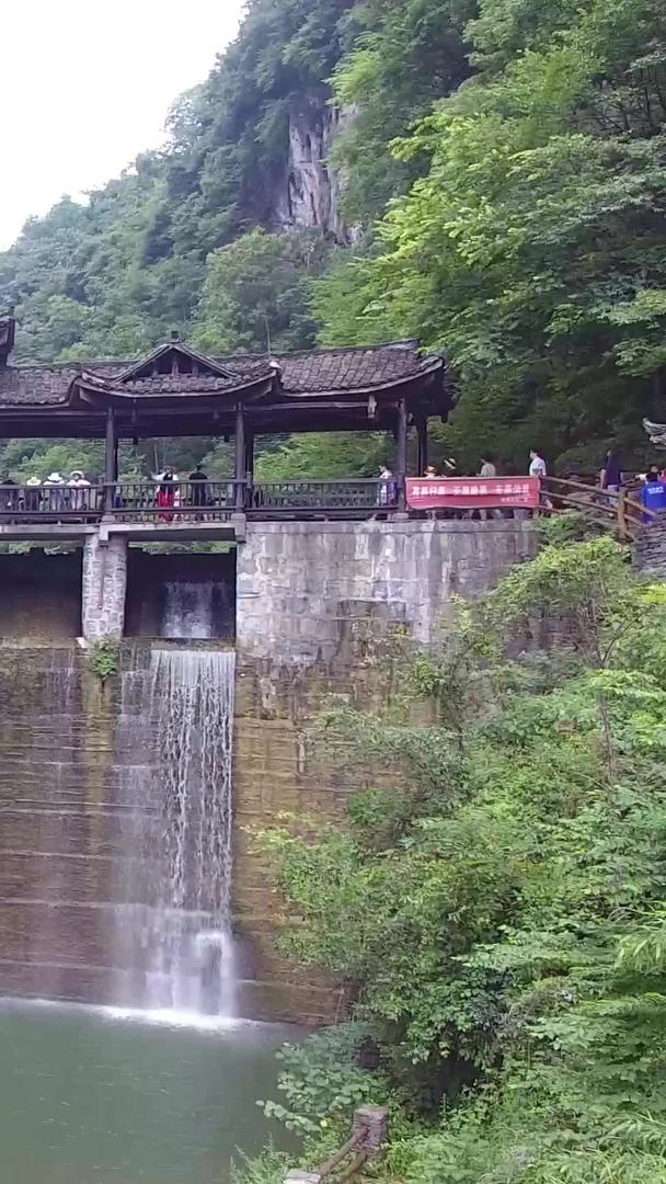 风雨桥瀑布航拍视频的预览图