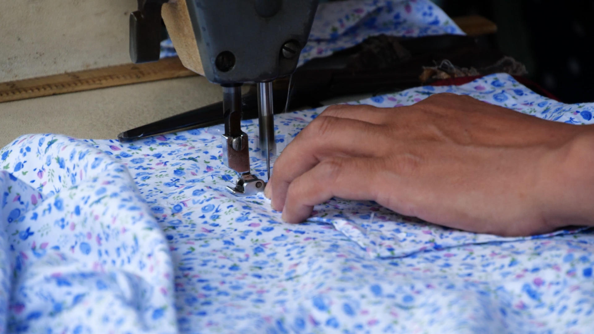 4K缝纫机老式缝纫机走线转动做衣服视频的预览图
