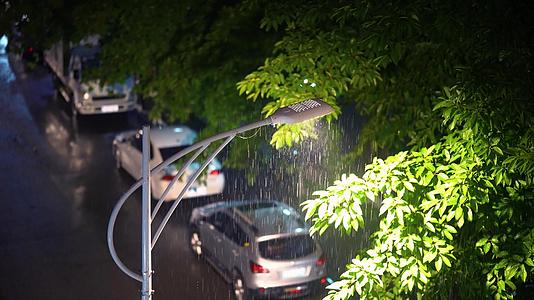 夏季城市夜雨暴雨街景4k视频的预览图
