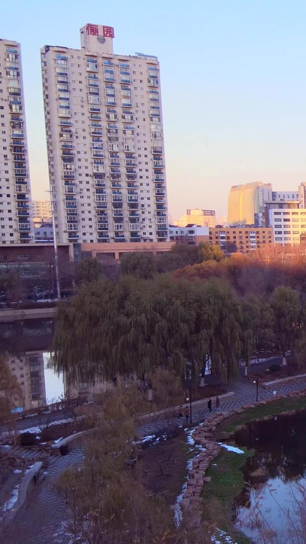 美丽的冬日晚霞沈阳天际线俯瞰城市雪景视频的预览图