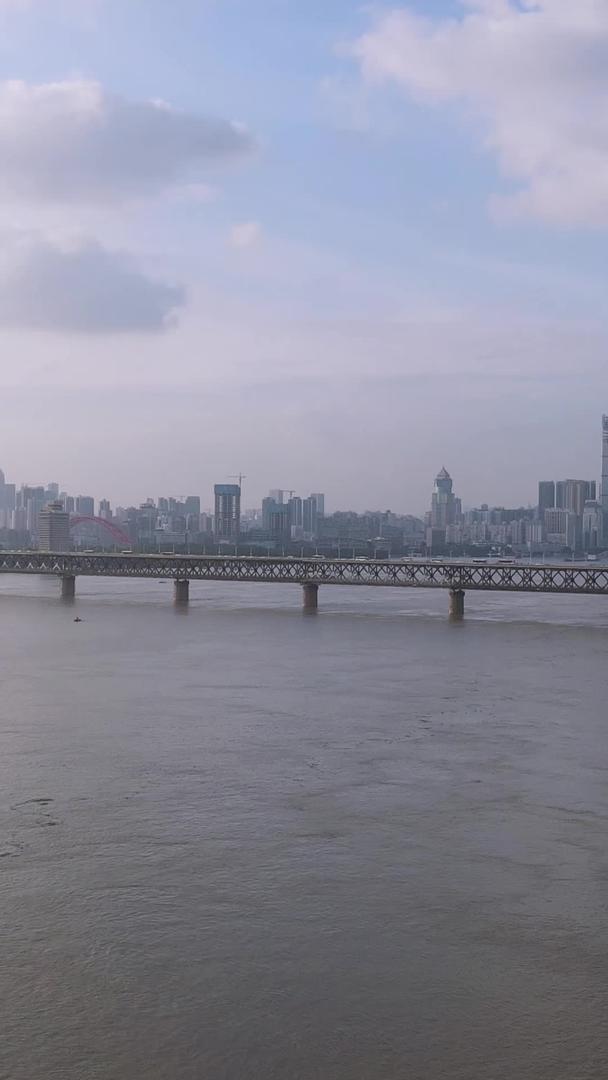 长江江景桥梁航拍蓝天白云城市道路素材视频的预览图