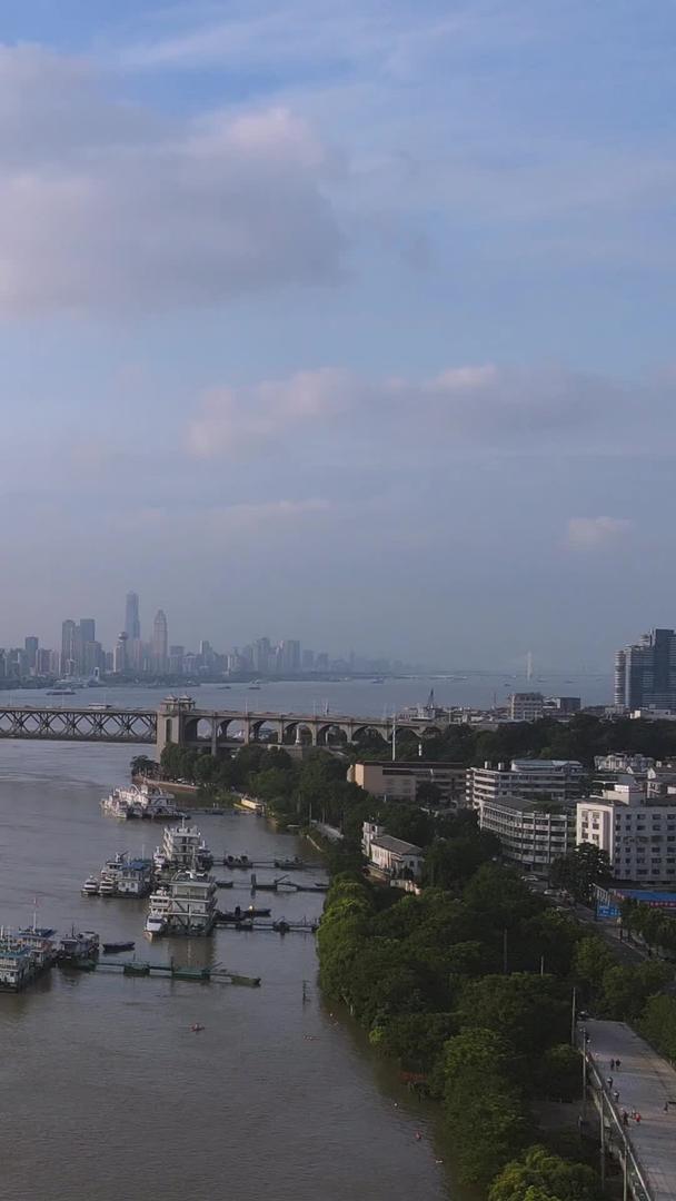 长江江景桥梁航拍蓝天白云城市道路素材视频的预览图