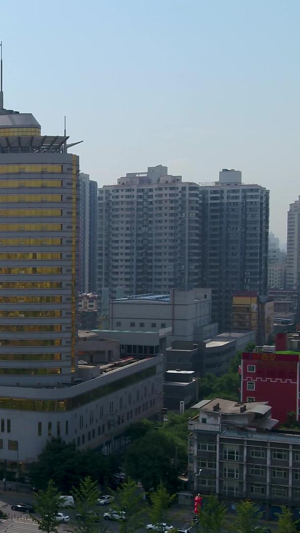 西安南门外建筑车流航拍视频的预览图