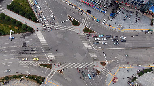 4K航拍三线城市十字交叉路口视频的预览图