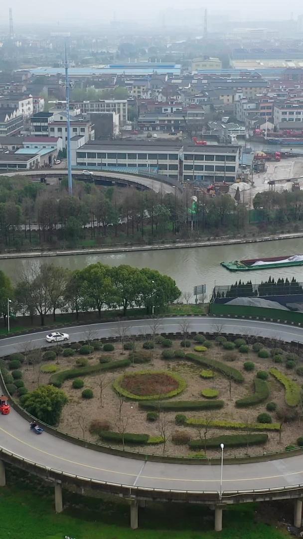 航拍京杭大运河沿岸风景视频的预览图