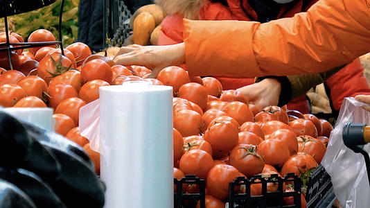 临近春节超市采购西红柿推拉运镜实拍素材视频的预览图